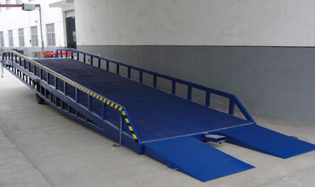 移動式(shì)登車橋 移(yi)動式登車(chē)橋